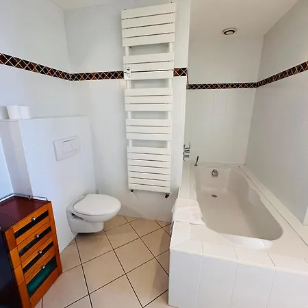 Seaview Terrace: Modern 2-bedroom With Pool *